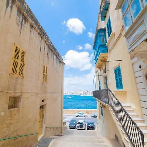 central-valletta-townhouse-hosted-by-sweetstay.qawrahotelsmalta.org/